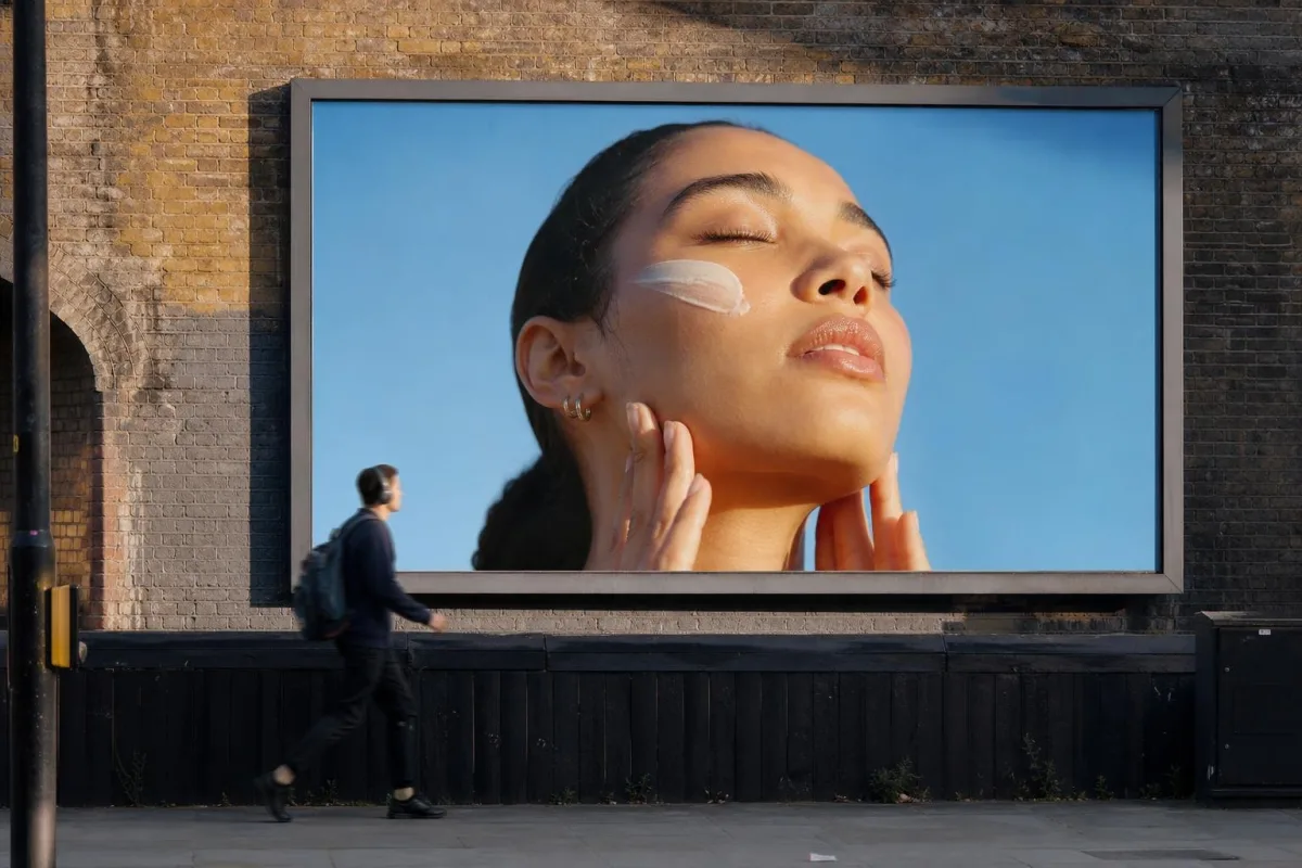 Seasonal OOH Advertising Strategies: Leveraging Christmas and Black Friday in England